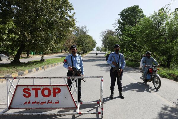 وقوف ضباط الشرطة عند نقطة تفتيش على طريق يؤدي إلى فندق "سيرينا" في العاصمة الباكستانية، إسلام آباد. - سبوتنيك عربي