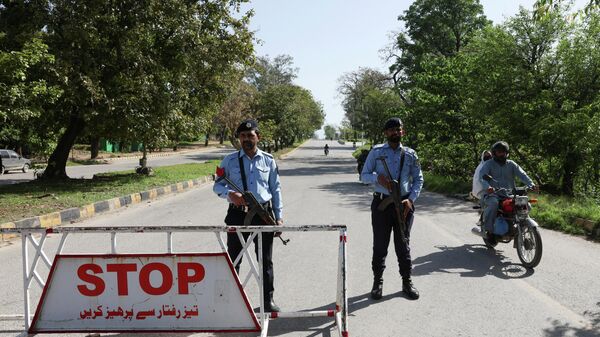 Полицейские во время подготовки к визиту делегация Ирана и США для мирных переговоров в Пакистане - سبوتنيك عربي