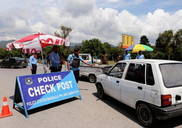 أفراد من الشرطة الباكستانية يتفقدون مركبة عند نقطة تفتيش أمنية قبيل المفاوضات الإيرانية الأمريكية في إسلام آباد. - سبوتنيك عربي