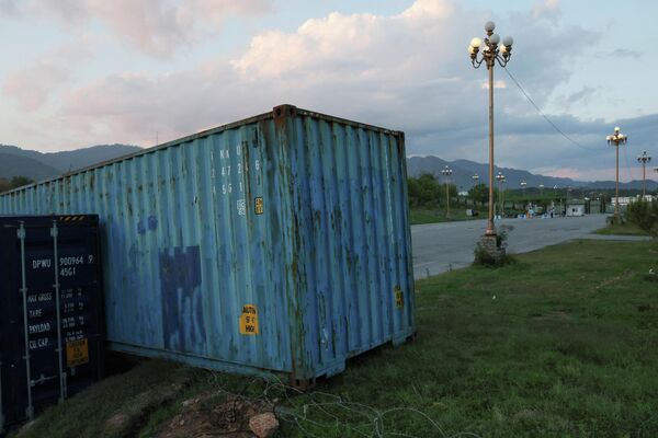 صورة تظهر إغلاق أحد الطرق في منطقة في منطقة "دي تشوك" الباكستانية كإجراء أمني، بينما تستعد إسلام آباد لاستضافة مفاوضات السلام بين أمريكا وإيران. - سبوتنيك عربي