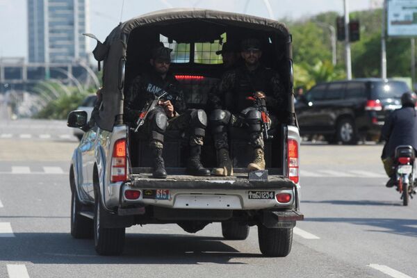 صورة تظهر عددا من عناصر الشرطة الباكستانية في سيارة بالقرب من وزارة الخارجية. - سبوتنيك عربي