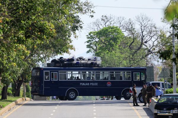 حافلة شرطة مزودة بمعدات مكافحة الشغب تسير على طريق يؤدي إلى فندق "سيرينا". - سبوتنيك عربي