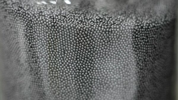 تظهر نوى اليورانيوم المغلفة بثلاث طبقات متناوبة من الكربون المحلل حراريا وكربيد السيليكون المستخدمة في تصنيع وقود تريسو - سبوتنيك عربي