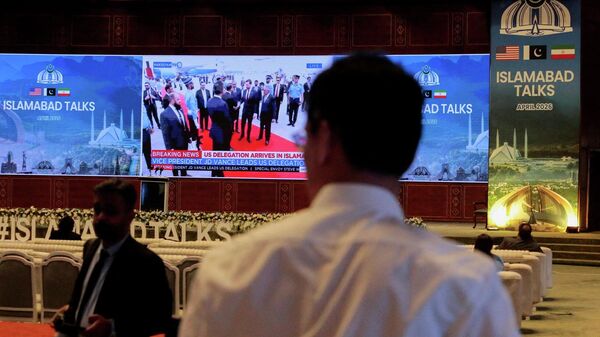 شاشة داخل المركز الإعلامي تعرض وصول نائب الرئيس الأمريكي، جي دي فانس، ووفود أخرى من الولايات المتحدة، في اليوم المتوقع أن تعقد فيه الولايات المتحدة وإيران محادثات سلام، في إسلام آباد، باكستان، 11 نيسان/ أبريل 2026 - سبوتنيك عربي