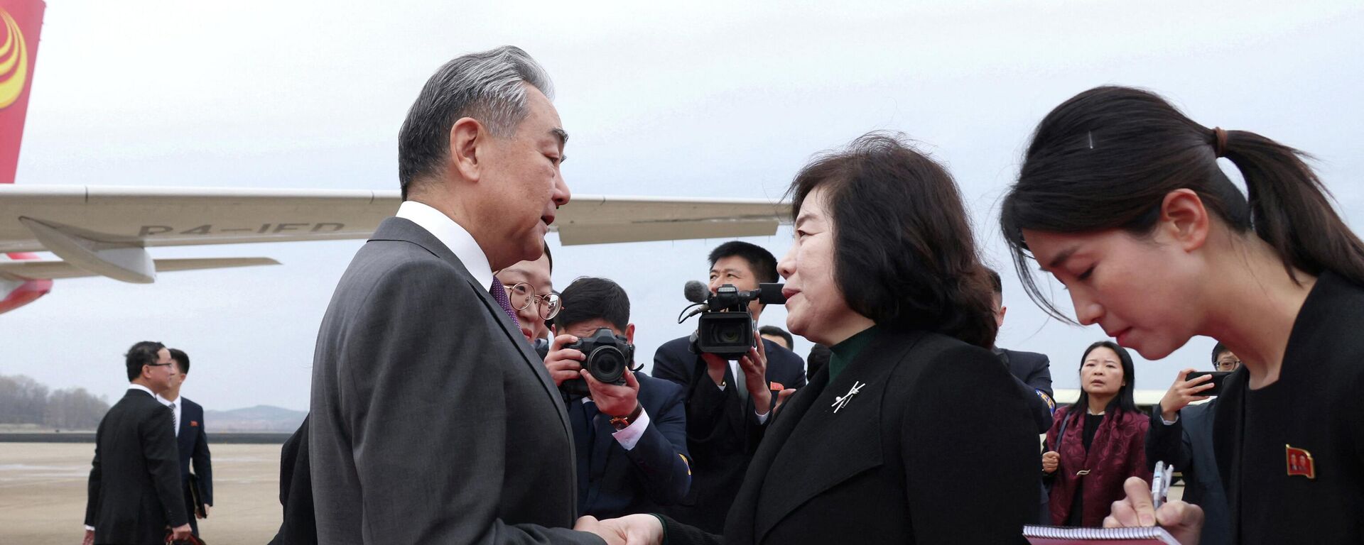 وزير الخارجية الصيني وانغ يي، ووزيرة خارجية كوريا الديمقراطية الشعبية، تشون سون هي، يتصافحان في مطار بيونغ يانغ الدولي في بيونغ يانغ في كوريا الديمقراطية الشعبية، خلال أول زيارة قام بها وانغ يي إلى كوريا الديقراطية الشعبية منذ عام 2019. - سبوتنيك عربي, 1920, 11.04.2026