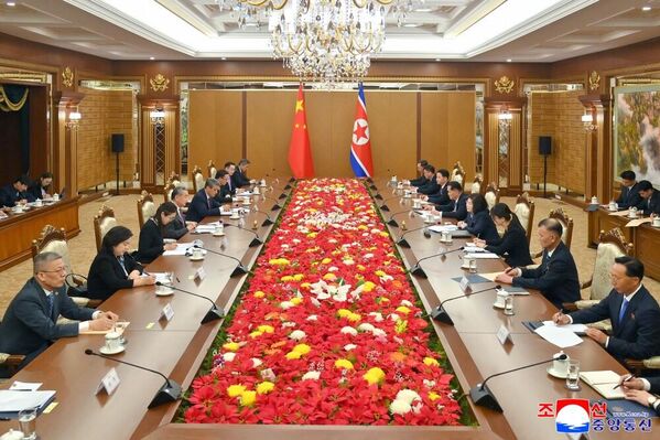 عقد اجتماع بين وزير  الخارجية الصيني وانغ يي، ووزيرة خارجية كوريا الديمقراطية الشعبية، تشون سون هي، في بيونغ يانغ. - سبوتنيك عربي