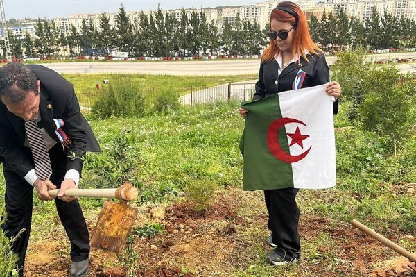 “حديقة الذاكرة”… حين تلتقي الجذور بالتاريخ لتعزيز الصداقة الجزائرية الروسية 2026 - سبوتنيك عربي