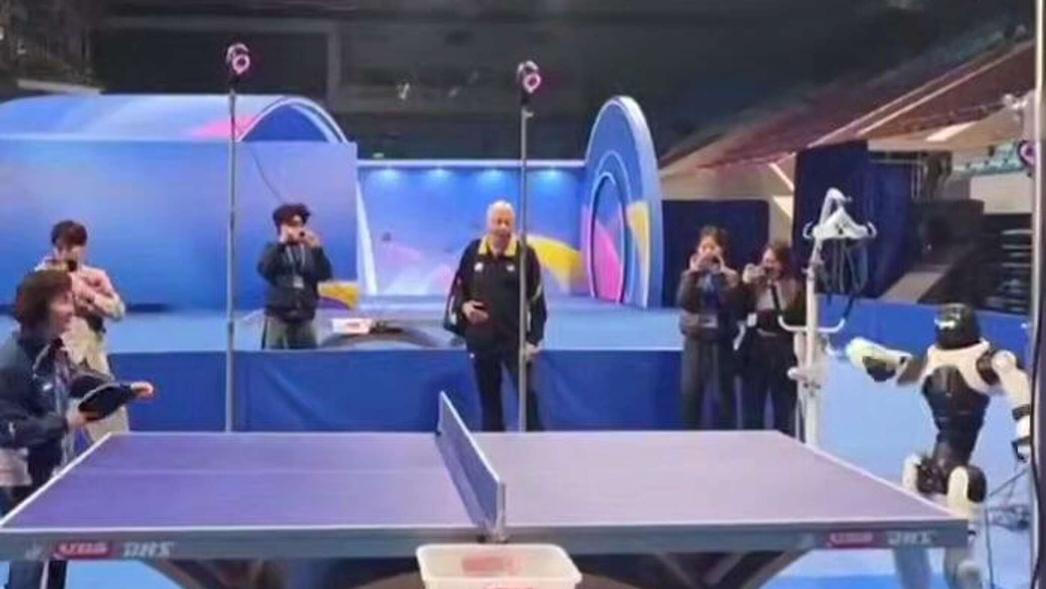 روبوت يدهش الحضور في حدث تاريخي بين الصين وأمريكا بتنس الطاولة.. فيديو