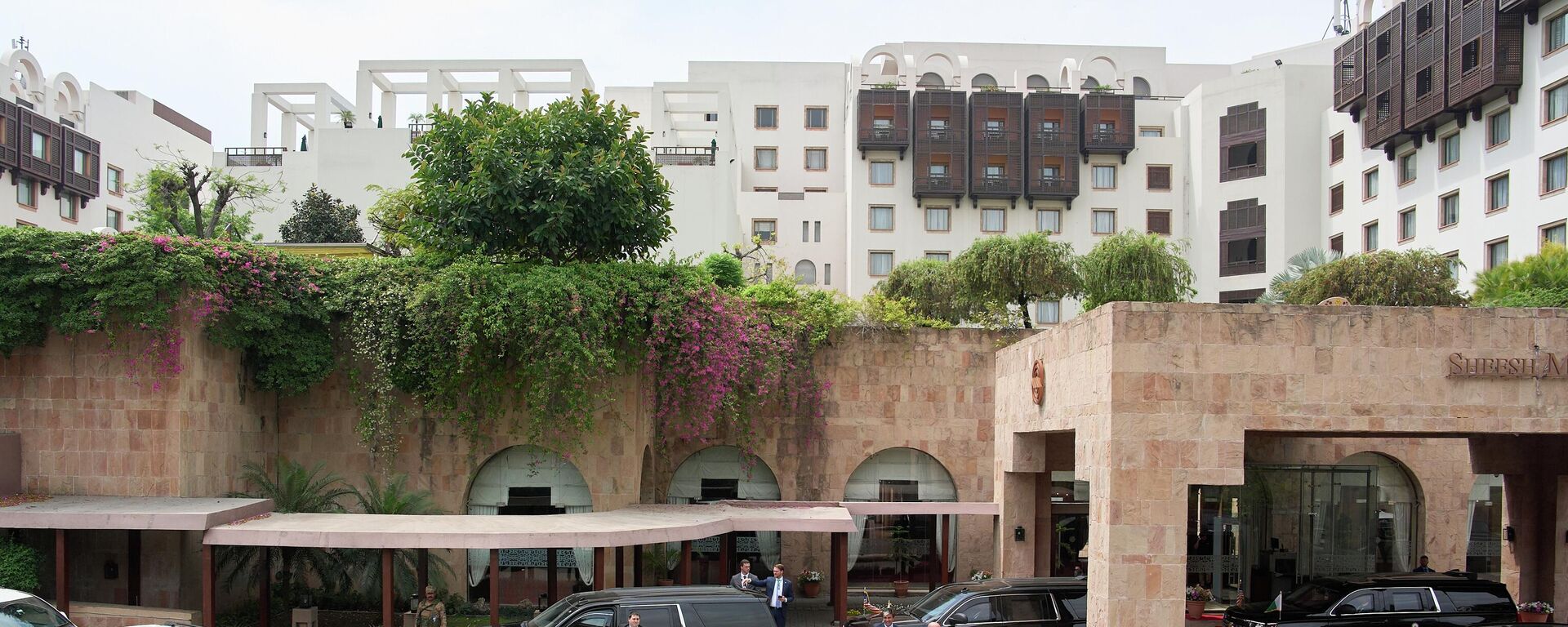 موكب نائب الرئيس جيه دي فانس في فندق سيرينا بعد وقت قصير من وصوله يوم السبت 11 أبريل 2026 إلى إسلام آباد لإجراء مفاوضات مع إيران  - سبوتنيك عربي, 1920, 11.04.2026