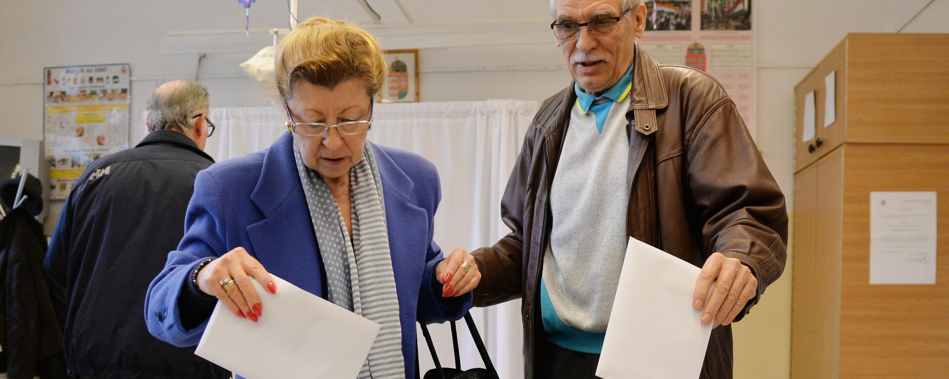 يدلي الناس بأصواتهم في مركز اقتراع في بودابست خلال الانتخابات البرلمانية المجرية. - سبوتنيك عربي, 1920, 12.04.2026