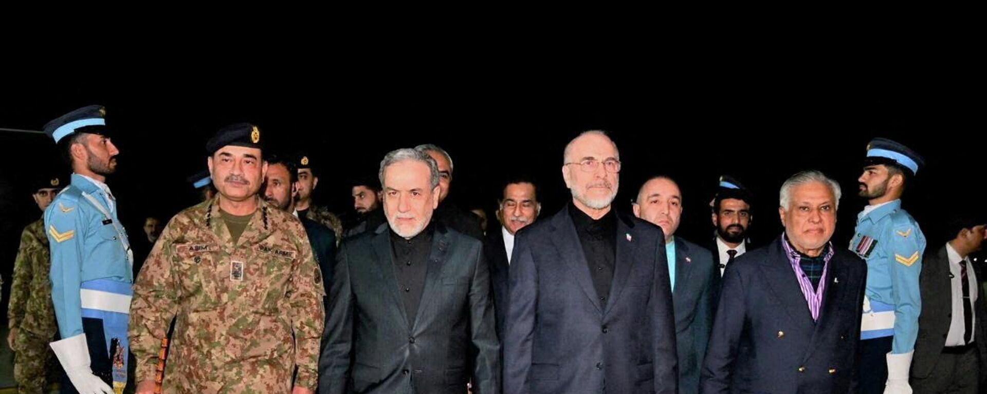 رئيس البرلمان الإيراني، محمد باقر قاليباف، يسير إلى جانب وزير الخارجية الإيراني، عباس عراقجي، لدى وصولهما العاصمة الباكستانية، إسلام آباد، للمشاركة في مفاوضات السلام مع أمريكا، 11 نيسان/ أبريل 2026 - سبوتنيك عربي, 1920, 12.04.2026