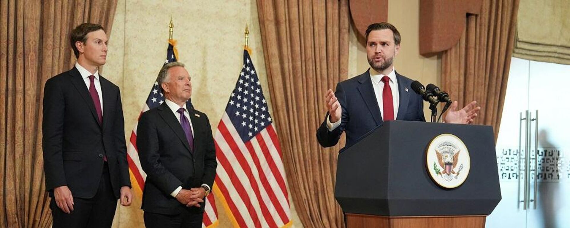 نائب الرئيس الأمريكي، جي دي فانس، يتحدث خلال مؤتمر صحفي عقب لقائه بممثلين عن باكستان وإيران، ويقف بجواره، جاريد كوشنر وستيف ويتكوف، إسلام آباد، باكستان. 12 نيسان/ أبريل 2026 - سبوتنيك عربي, 1920, 12.04.2026