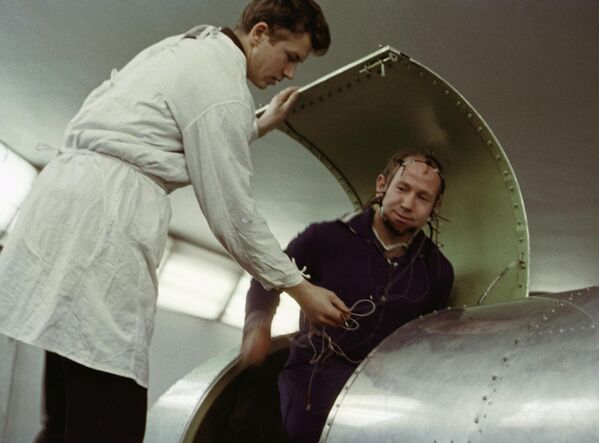 رائد الفضاء أليكسي ليونوف يصعد إلى مقصورة جهاز الطرد المركزي أثناء التدريب في مركز تدريب رواد الفضاء. - سبوتنيك عربي