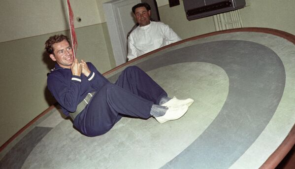 رائد الفضاء جيرمان تيتوف يستعد لرحلة فضائية. - سبوتنيك عربي