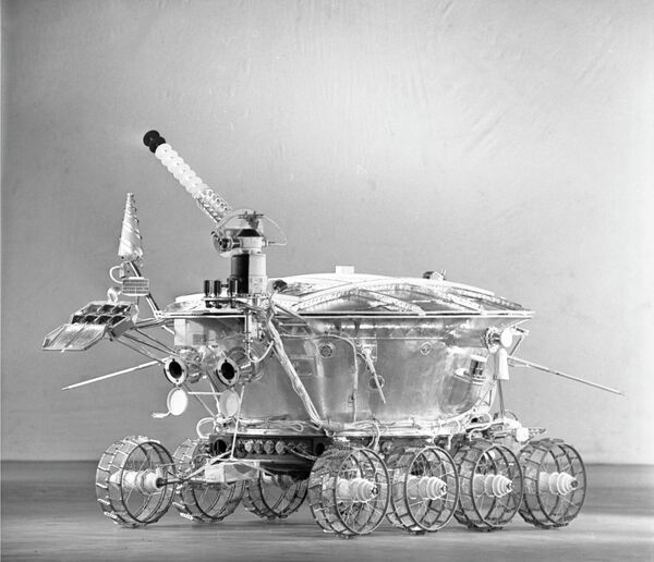 "Lunokhod-1"  أول مركبة جوالة قمرية. وهي مصممة لدراسة سطح القمر، والإشعاع الكوني والأشعة السينية على القمر، والتركيب الكيميائي وخصائص التربة القمرية. - سبوتنيك عربي