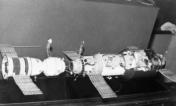 نموذج محاكاة لعملية الالتحام بين المركبة الفضائية "سويوز-11" ومحطة الأبحاث "ساليوت-1". - سبوتنيك عربي