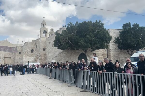 بيت لحم تحتفل بسبت النور.. وتضييقات إسرائيلية في القدس تزامناً مع العيد   - سبوتنيك عربي