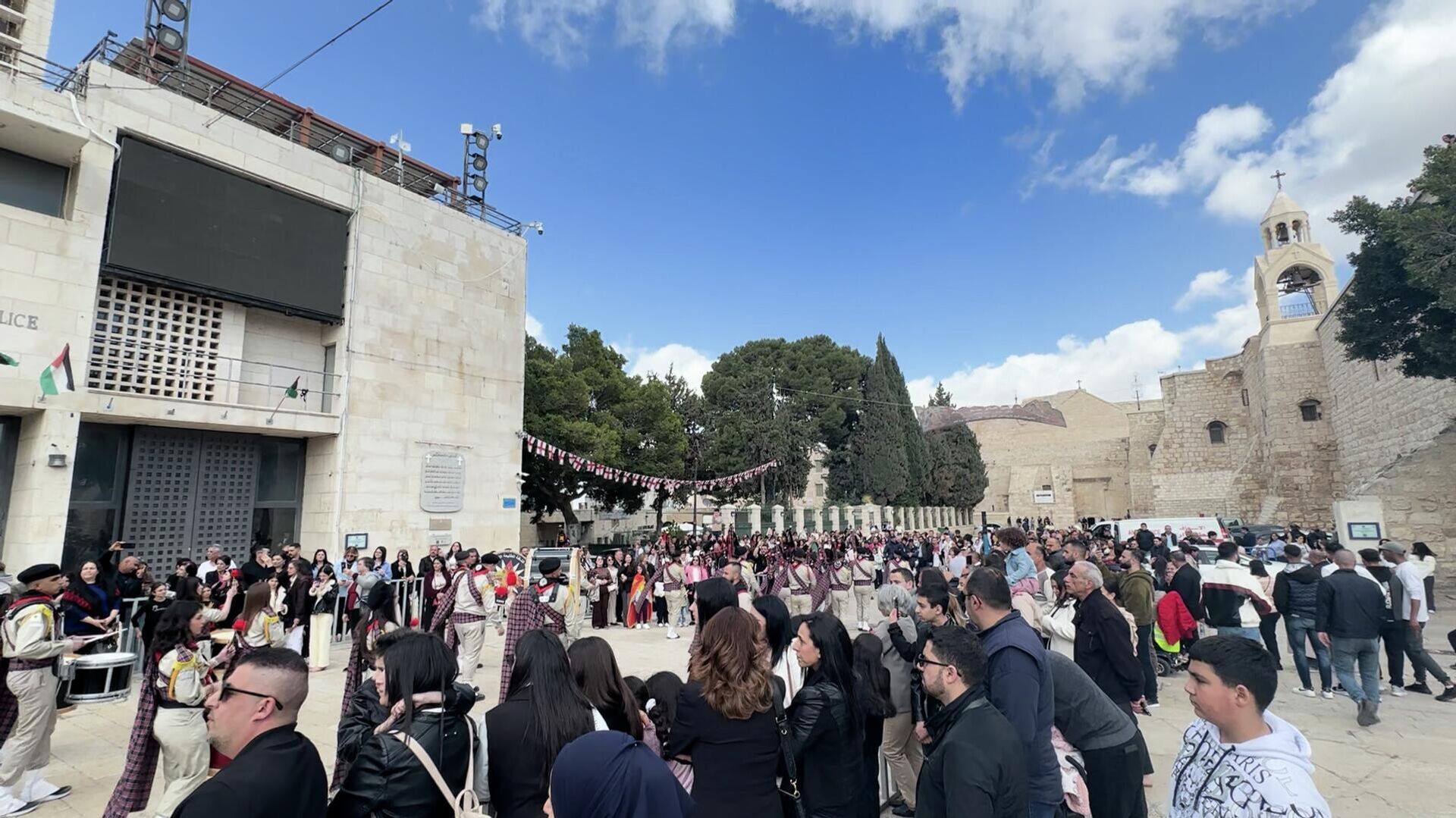 بيت لحم تحتفل بسبت النور.. وتضييقات إسرائيلية في القدس تزامناً مع العيد   - سبوتنيك عربي, 1920, 12.04.2026