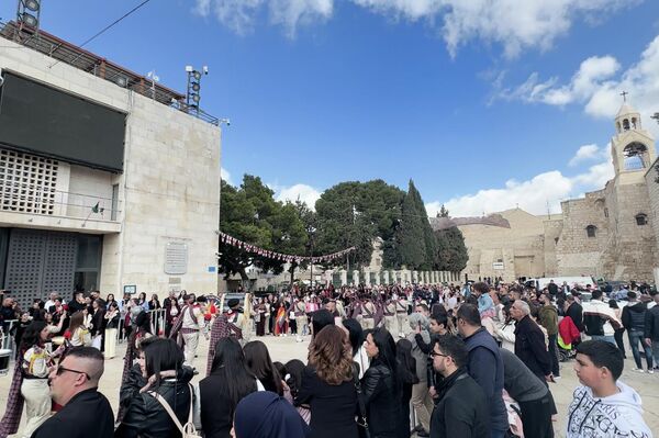 بيت لحم تحتفل بسبت النور.. وتضييقات إسرائيلية في القدس تزامناً مع العيد   - سبوتنيك عربي