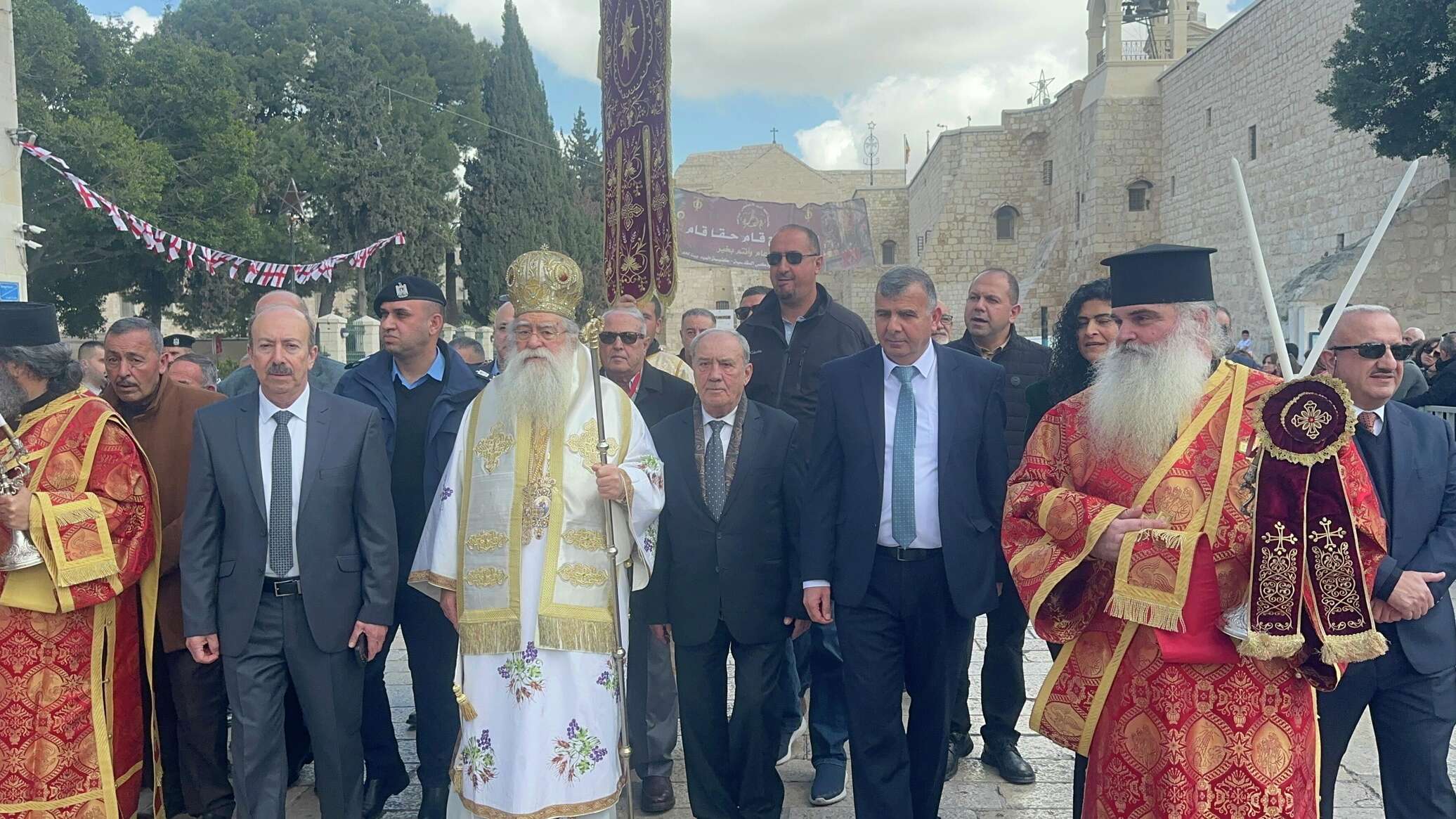 بيت لحم تحتفل بسبت النور.. وتضييقات إسرائيلية في القدس تزامناً مع العيد