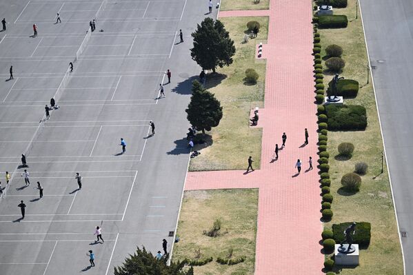 لقطة جوية تظهر الحركة النشطة لسكان بيونغ يانغ في الشوارع مع حلول فصل الربيع. - سبوتنيك عربي