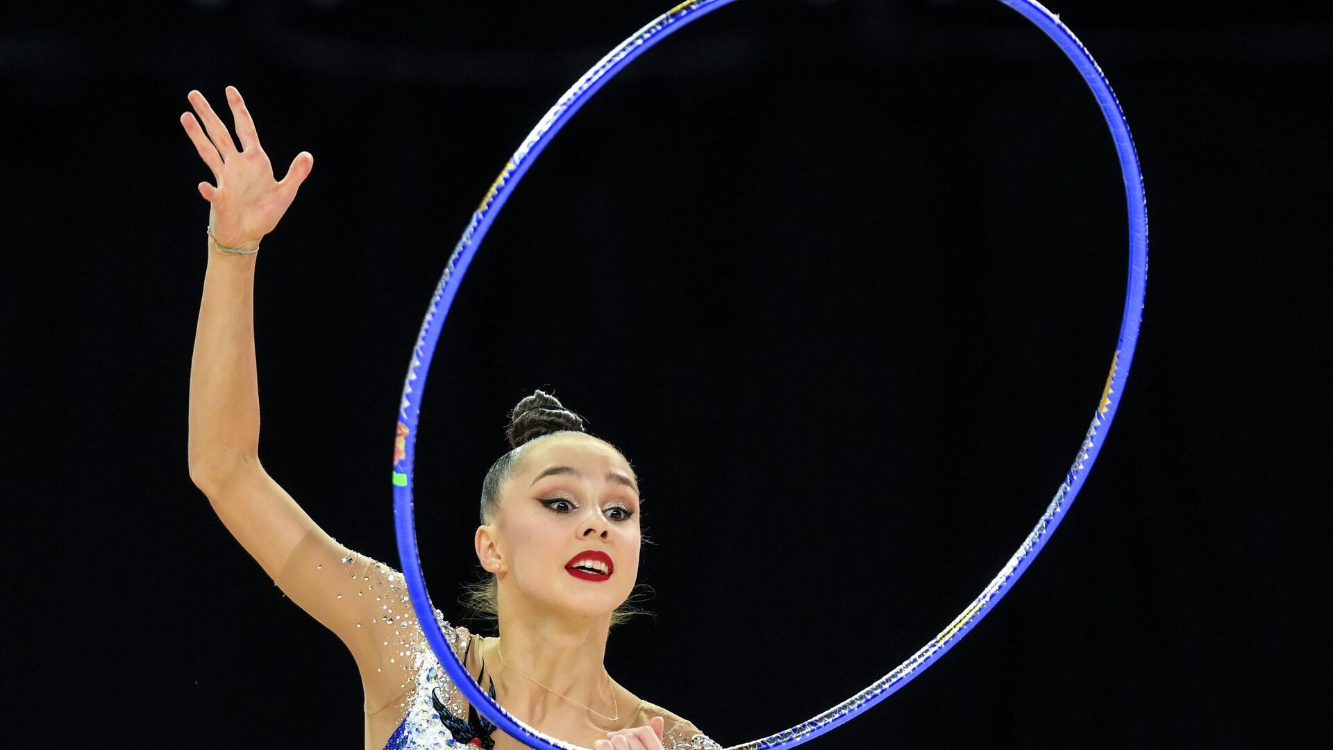 تؤدي ماريا بوريسوفا روتينها على الطوق خلال نهائي منافسات الجمباز الإيقاعي الشامل في بطولة روسيا للجمباز الإيقاعي في موسكو. تؤدي ماريا بوريسوفا روتينها على الطوق خلال نهائي منافسات الجمباز الإيقاعي الشامل في بطولة روسيا للجمباز الإيقاعي في موسكو. - سبوتنيك عربي, 1920, 13.04.2026