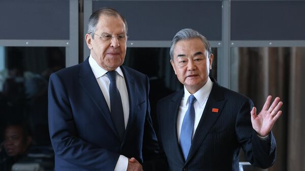 وزير الخارجية الروسي سيرغي لافروف مع وزير الخارجية الصيني وانغ يي - سبوتنيك عربي