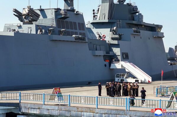 كوريا الديمقراطية الشعبية تجري تجربة لإطلاق صواريخ كروز إستراتيجية مضادة للسفن أُطلقت من على المدمرة "تشوي هيون" ، بإشراف الزعيم كيم جونغ أون. أُطلقت الصواريخ الدقيقة فوق الساحل الغربي، وأُطلع الزعيم كيم، على خطط بناء مدمرتين إضافيتين، وأكد زعيم كوريا الديمقراطية أهمية تعزيز الردع النووي وتحسين القدرات الإستراتيجية والتكتيكية - سبوتنيك عربي