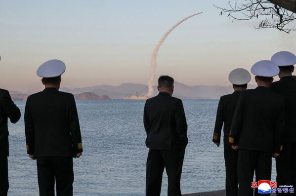 كوريا الديمقراطية تختبر صواريخ كروز مضادة للسفن أُطلقت من على مدمرة بحرية - سبوتنيك عربي