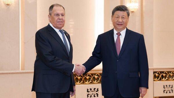 Глава МИД России Сергей Лавров и председатель КНР Си Цзиньпин в Китае  - سبوتنيك عربي