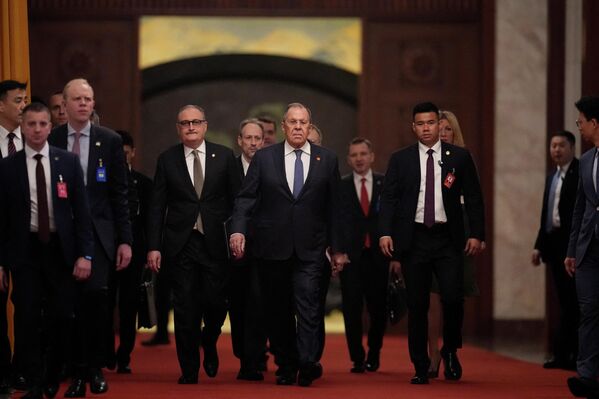 لافروف مع الوفد المرافق له، خلال توجههم إلى قاعة "الشعب الكبرى"، للقاء الرئيس الصيني شي جين بينغ - سبوتنيك عربي