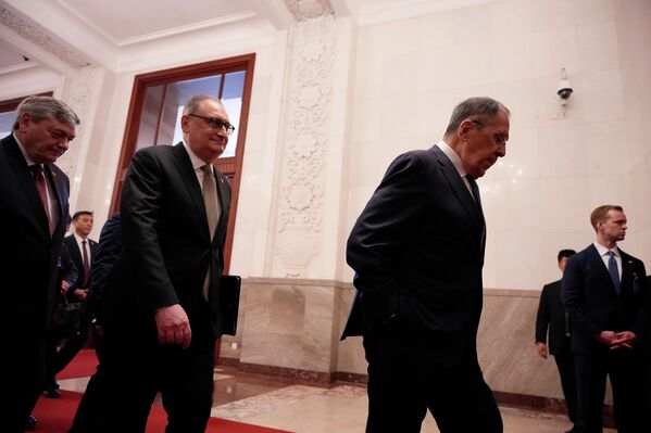 لقطة عفوية تظهر لافروف، وهو يتوجه لحضور اجتماع مع الرئيس الصيني، في قاعة "الشعب الكبرى" - سبوتنيك عربي