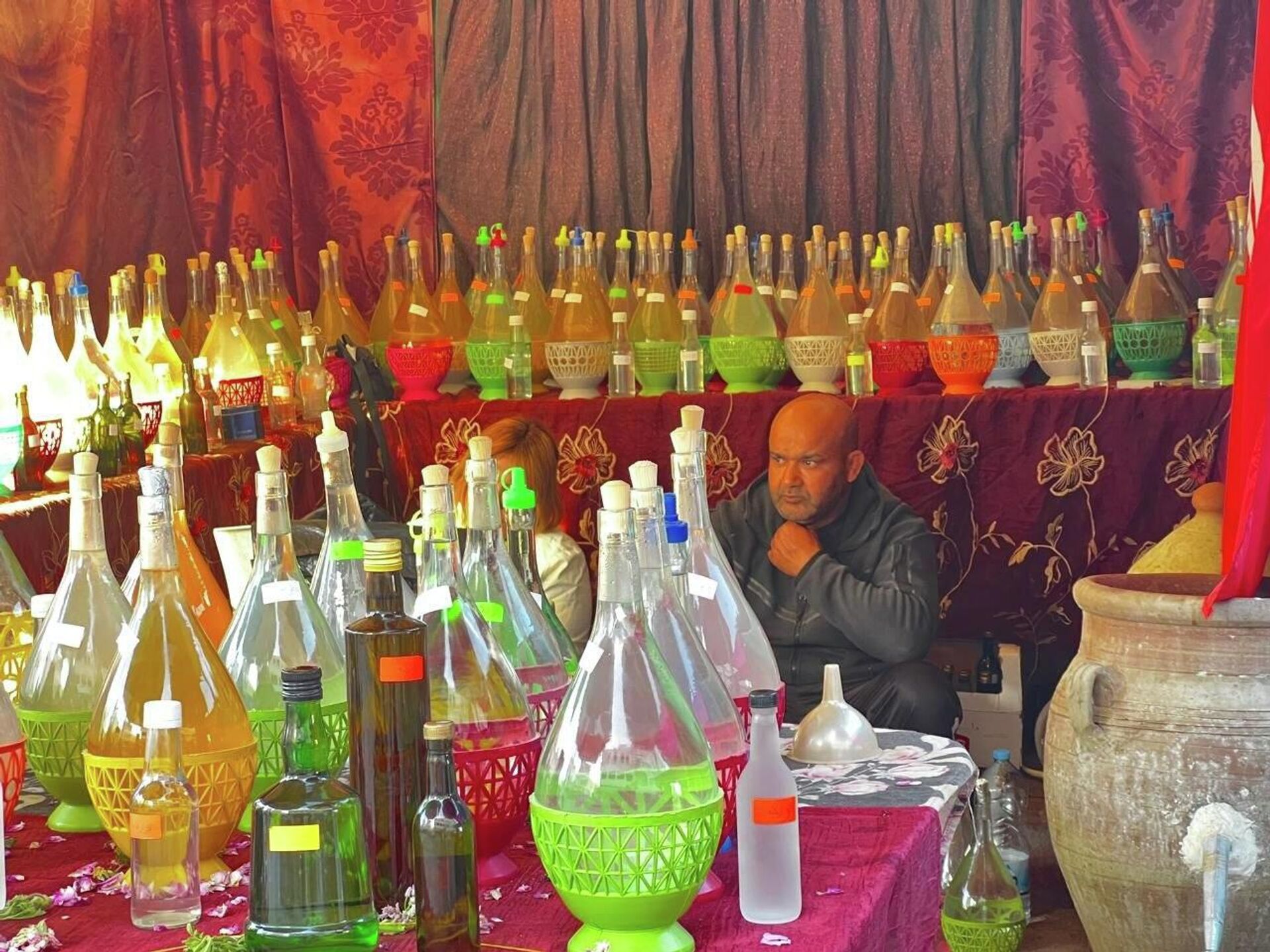 من الحقول تونس إلى القوارير.. تقطير الورد حرفة تقليدية تتوارثها النساء من الحقول تونس إلى القوارير.. تقطير الورد حرفة تقليدية تتوارثها النساء - سبوتنيك عربي, 1920, 15.04.2026