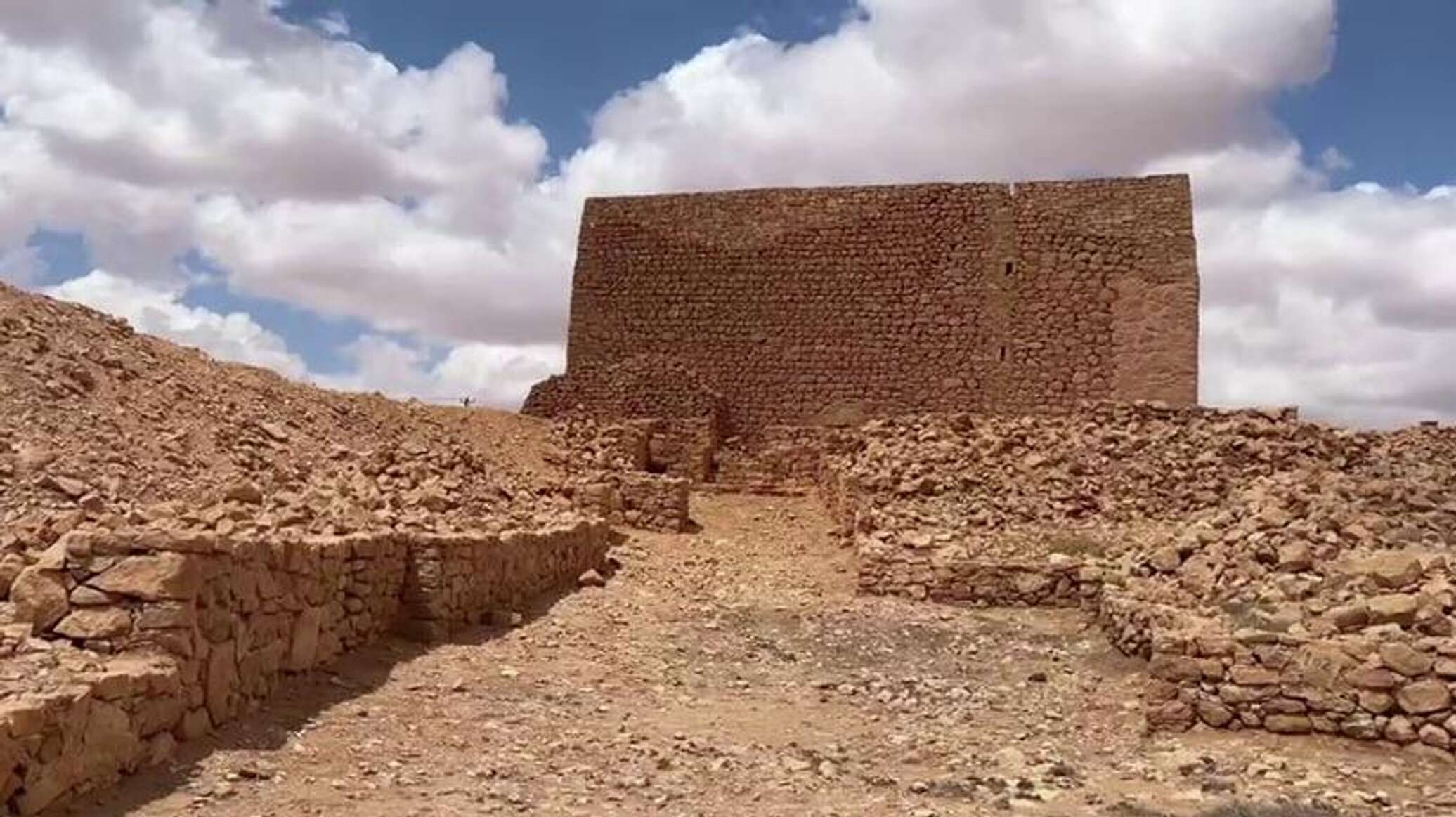 قصر بن تليس التاريخي... إرث شاهد على حضارات ليبيا يواجه خطر الاندثار