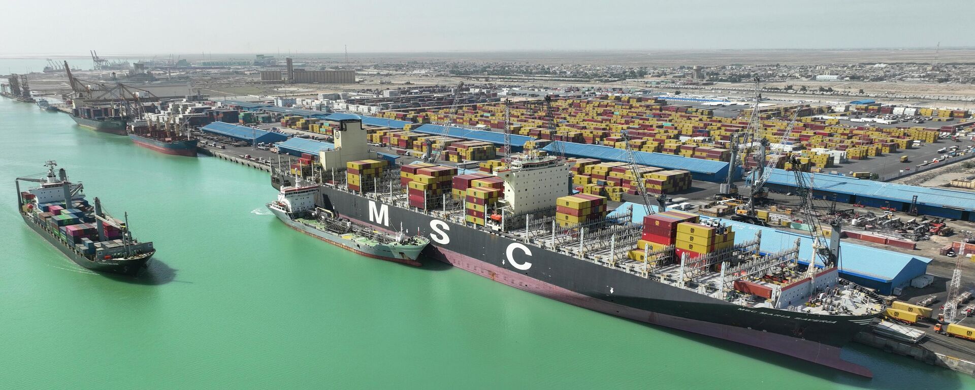 حاويات وقوارب راسية في ميناء أم قصر، بالقرب من مدينة البصرة في العراق  - سبوتنيك عربي, 1920, 15.04.2026