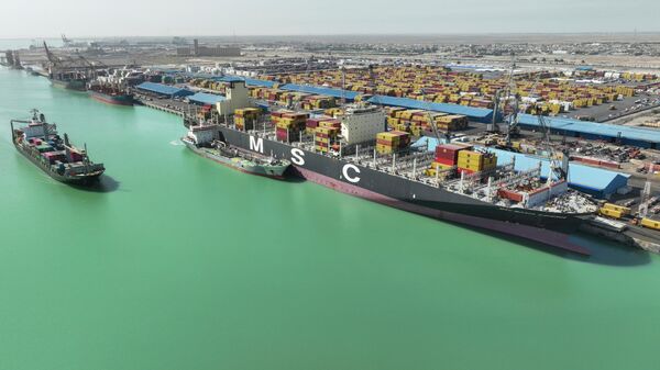 حاويات وقوارب راسية في ميناء أم قصر، بالقرب من مدينة البصرة في العراق  - سبوتنيك عربي