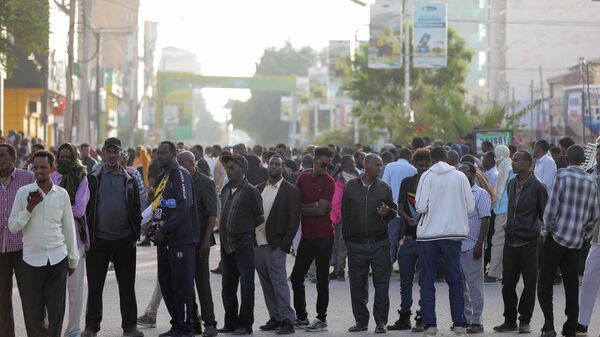 يصطف الناخبون للإدلاء بأصواتهم خلال الانتخابات الرئاسية في صوماليلاند  - سبوتنيك عربي