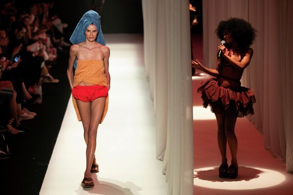 عارضة أزياء، ترتدي تصميمًا من مجموعة ساليناس إلى جانب المغنية البرازيلية أغنيس نونيس في رصيف مارا خلال أسبوع الموضة في ريو دي جانيرو. - سبوتنيك عربي