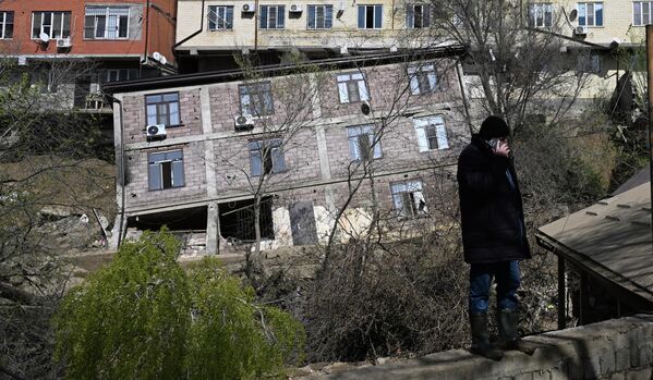 صورة تظهر انهيار مبنى سكني في شارع أيفازوفسكي بمدينة محج قلعة نتيجة الأمطار الغزيرة في داغستان. - سبوتنيك عربي