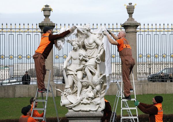 لقطة تظهرأعمال الكشف عن المنحوتات وإعداد الحديقة الصيفية للموسم بعد تجفيفها في سانت بطرسبورغ. - سبوتنيك عربي