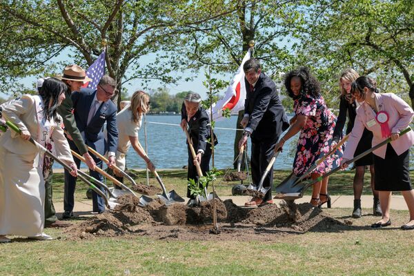 صورة تظهر السفير الياباني لدى واشنطن وهو يشارك في زراعة الغراس، خلال مراسم رمزية بمناسبة تقديم الحكومة اليابانية  250 غرسة كرز جديدة في الذكرى 250 لاستقلال الولايات المتحدة الأمريكية. - سبوتنيك عربي