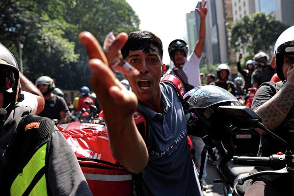 خلال تظاهرة لعمال التوصيل في ساو باولو، البرازيل، للمطالبة  بتحسين ظروف العمل. - سبوتنيك عربي