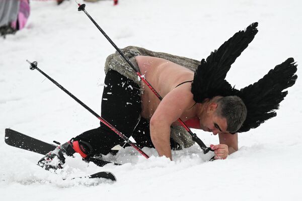 مشارك في سباق "الكرنفال" على منحدر جبل زيلينيا خلال مهرجان "غريلكا فست" في شيريغيش في روسيا. - سبوتنيك عربي