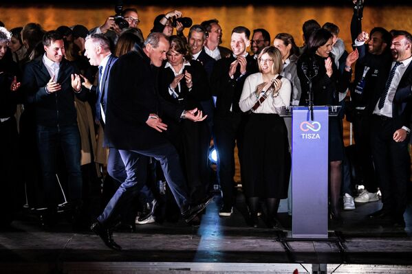 زولت هيغيدوس يحتفل بفوز حزب "تيسا" في الانتخابات البرلمانية المجرية في بودابست. - سبوتنيك عربي