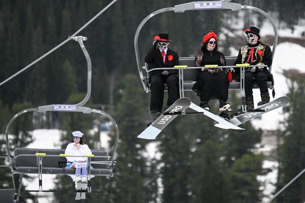 مشاركون في سباق "الكرنفال" على منحدر جبل زيلينيا قبل انطلاقه خلال مهرجان "غريلكا فست" في شيريغيش في روسيا. - سبوتنيك عربي