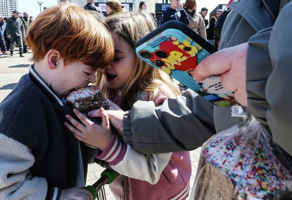 يتم توزيع كعكات كوليتشي (كعكات عيد الفصح) في مهرجان عيد الفصح في ساحة المجد أمام كاتدرائية التجلي في خاباروفسك خلال احتفالات عيد الفصح. وقد تم خبز ثلاثة آلاف كعكة كوليتشي، بوزن إجمالي ثلاثة أطنان، خصيصًا لهذه المناسبة. - سبوتنيك عربي