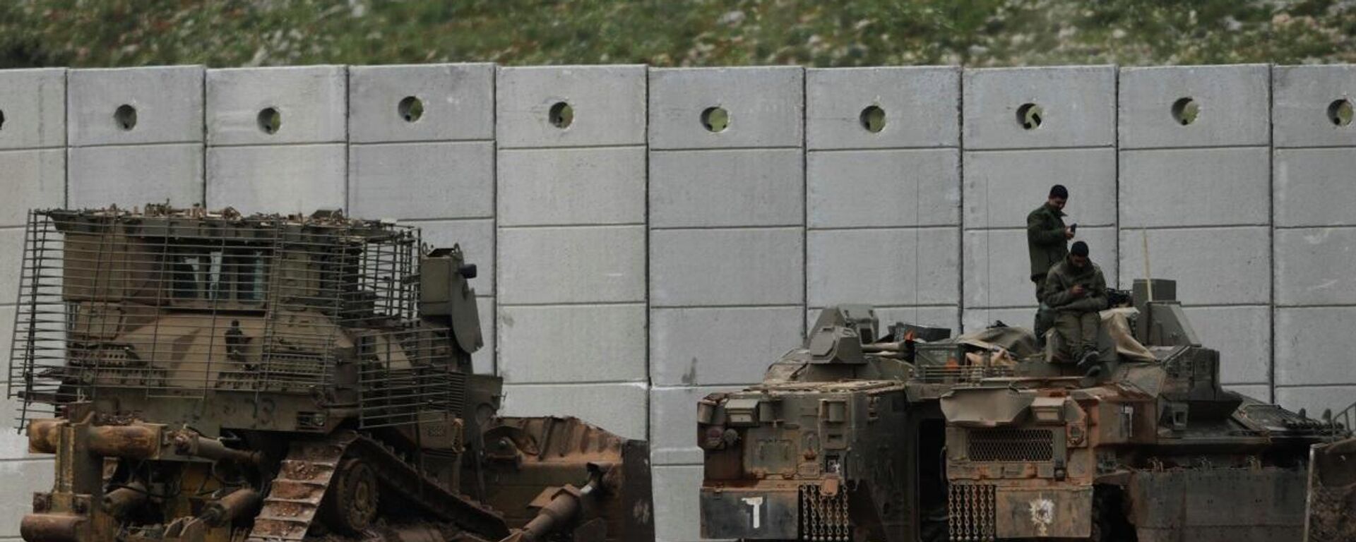 جنود إسرائيليون يظهرون على طول الحدود بين إسرائيل ولبنان في شمال إسرائيل، 12 نيسان/ أبريل 2026 - سبوتنيك عربي, 1920, 19.04.2026