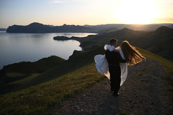 عروسان على جبل "دجان - كوتاران" في منتزه المناظر الطبيعية والترفيه بين قريتي أوردجونيكيدزه وكوكتيبيل في جمهورية القرم الروسية - سبوتنيك عربي