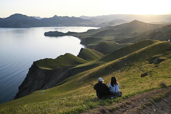 منظر ساحر لجبل "دجان - كوتاران" في منتزه المناظر الطبيعية والترفيه بين قريتي أوردجونيكيدزه وكوكتيبيل في جمهورية القرم الروسية - سبوتنيك عربي