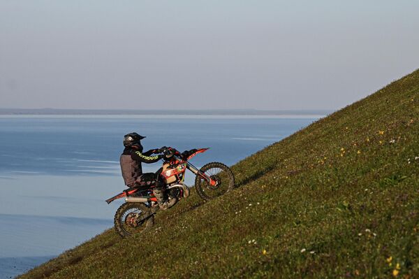 سائق دراجة نارية على جبل "دجان - كوتاران" في منتزه المناظر الطبيعية والترفيه بين قريتي أوردجونيكيدزه وكوكتيبيل في جمهورية القرم الروسية - سبوتنيك عربي